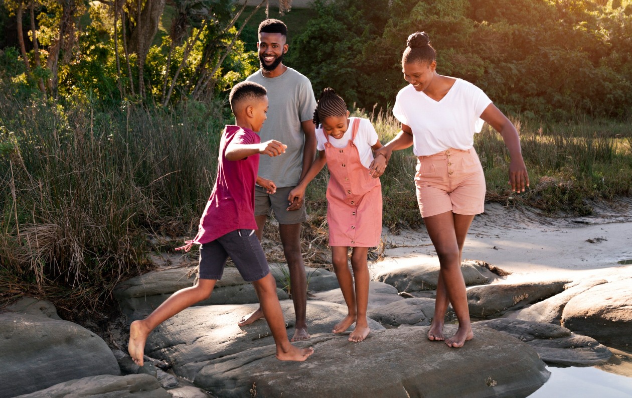 parents-kids-spending-time-together_cropped